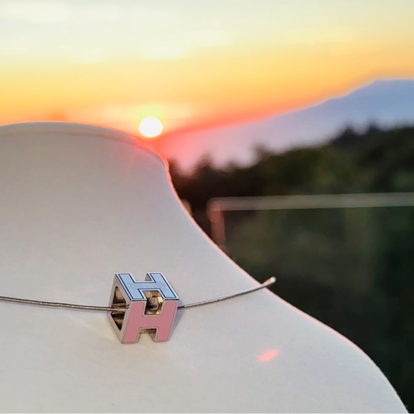 Hermès: Reversible Cubed Palladium Lacquered Cage d'H Pendant Necklace (Pink) - Picture 4 of 15